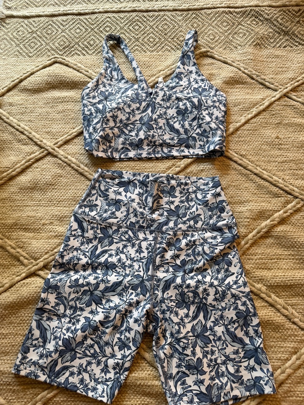 Floral Print High-Waist Leggings Shorts and Crop Top Set in White and Blue